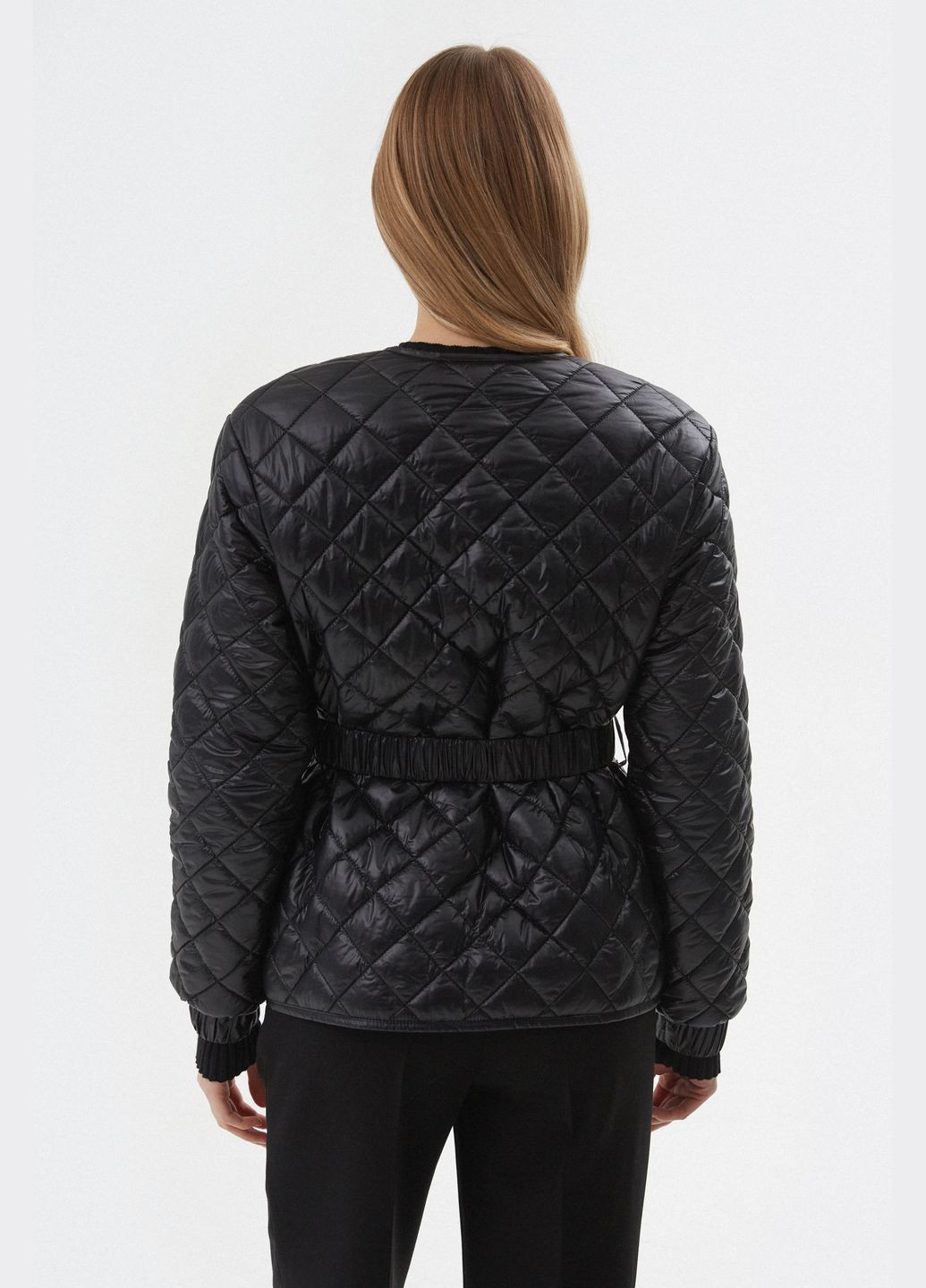 Черная демисезонная куртка, цвет черный Estro