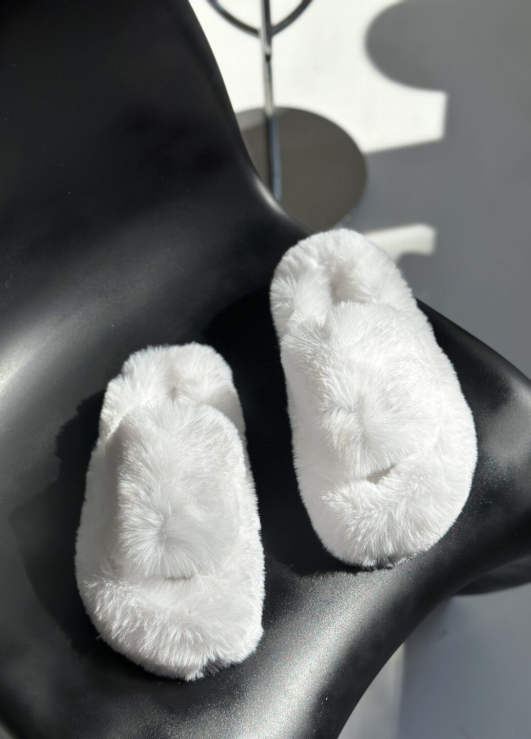 Білі капці з еко хутра білого кольору хутряні капці домашні капці пухнасті кімнатні для дому No Brand (315836966)