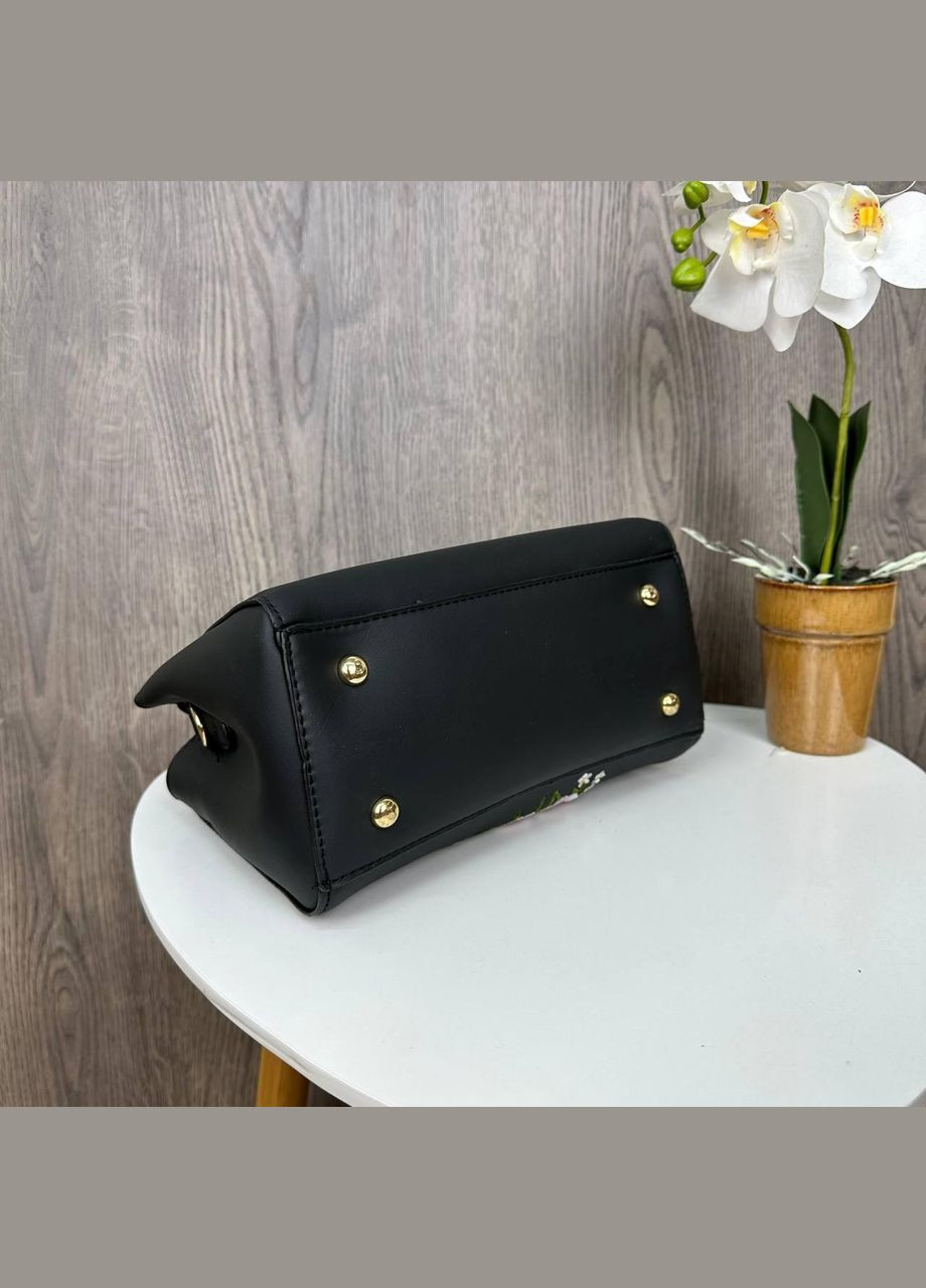 Женская сумочка с вышивкой цветочками и с брелком Черный No Brand (298997750)