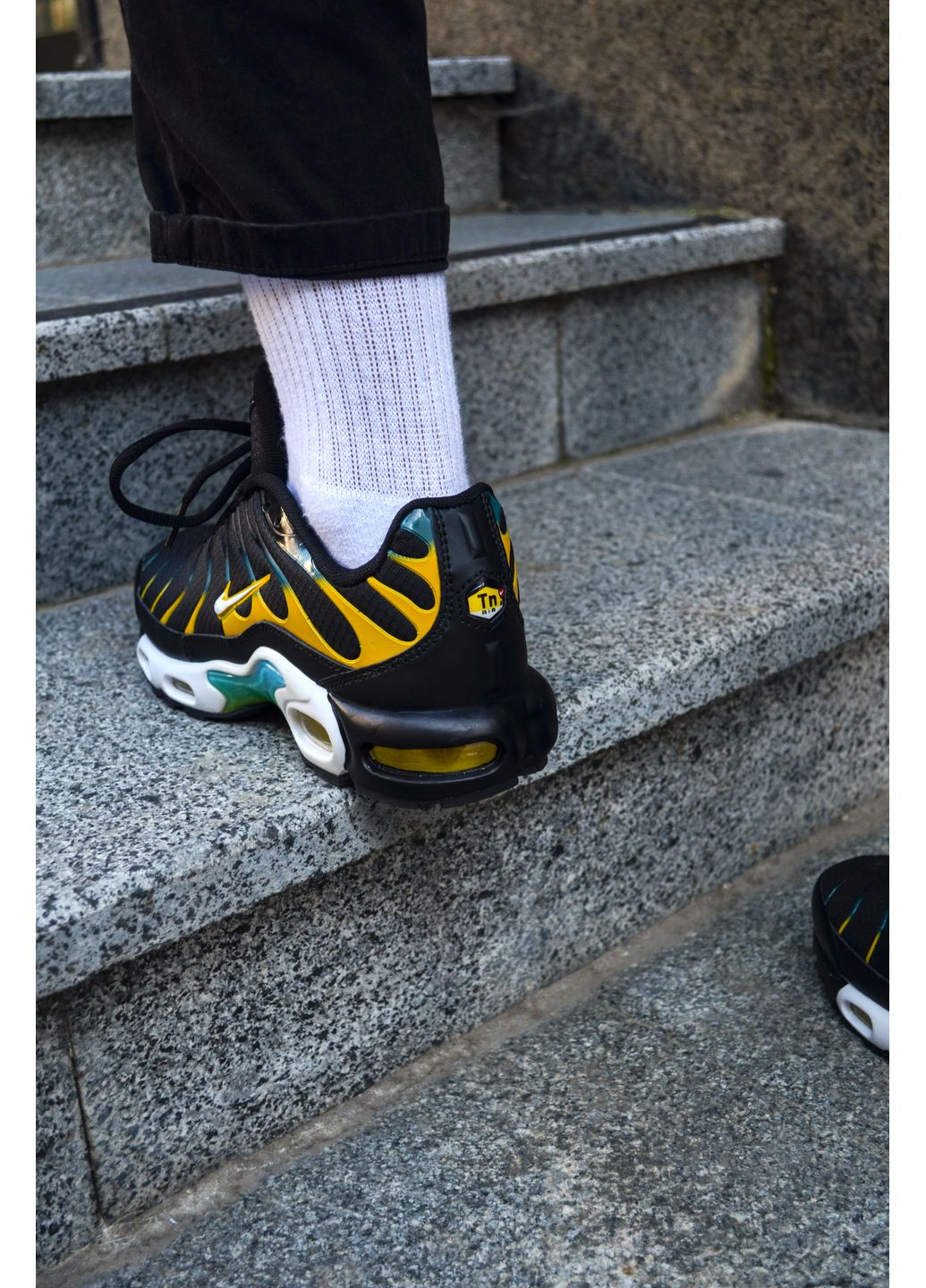 Черные демисезонные кроссовки мужские nike tn plus black yellow найк аир макс тн плюс No Brand