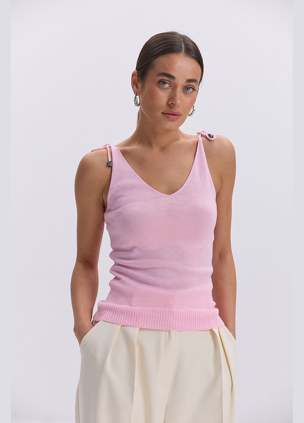 Жіноча в`язана майка світло-рожева з бретелями-зав`язками Arjen — 324392981