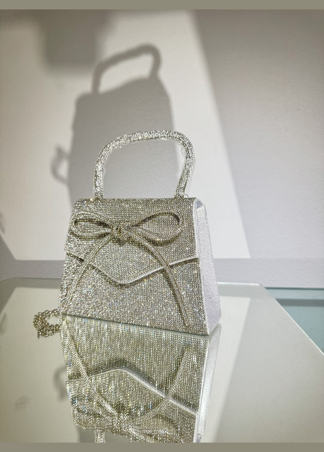 Праздничный клатч с камешками и бантом серебро No Brand (322414833)