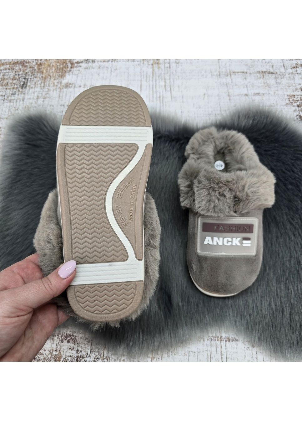 Бежевые тапочки домашние Lion