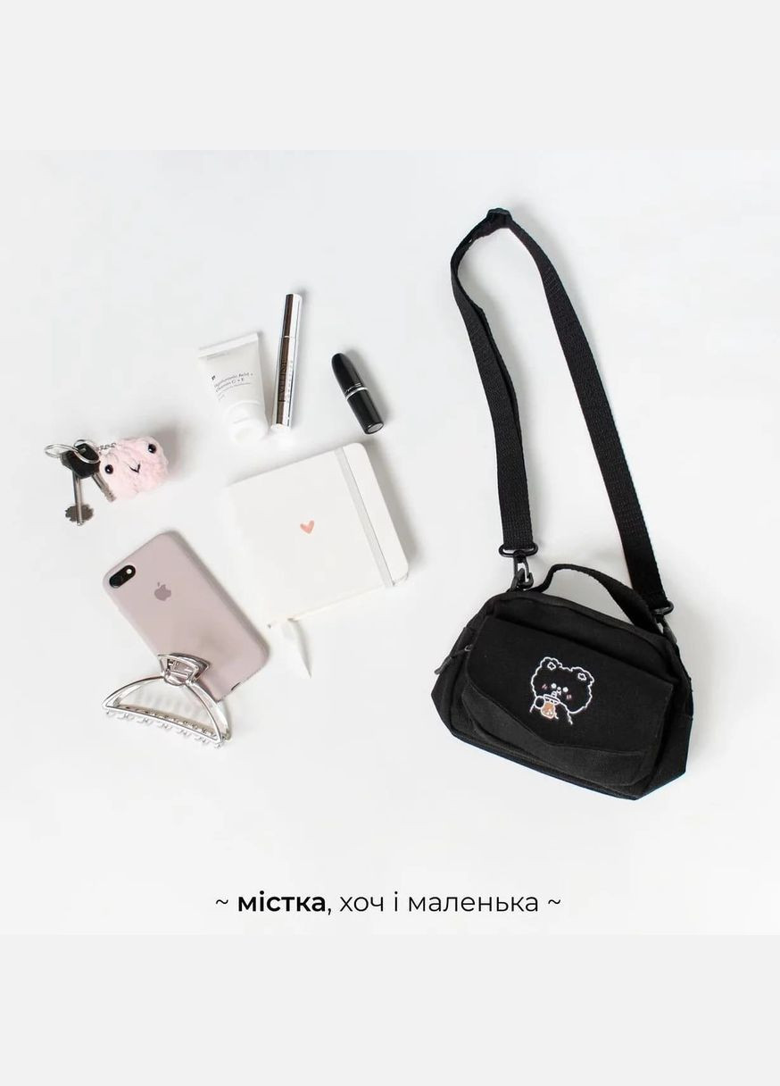 Черная сумка через плечо небольшая вместительная с няшной нашивкой мишка пьет бабл ти милая корейский стиль аниме на молнии No Brand (322059701)