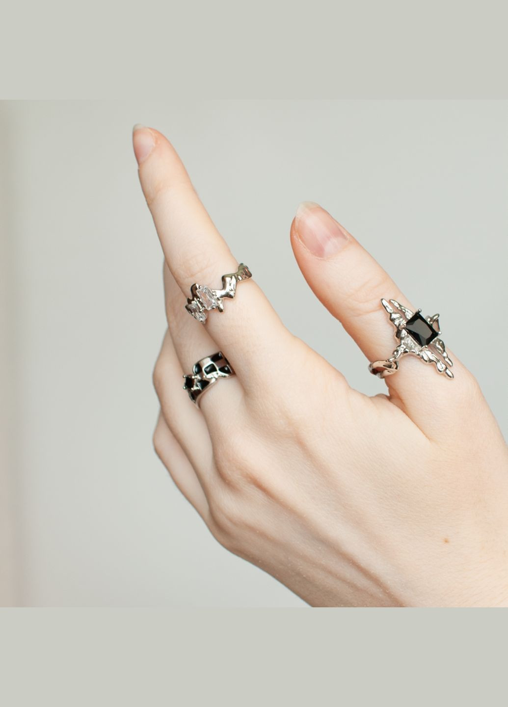 Колечко з шаховим візерунком готичне з чорним камінцем химерна каблучка фентезі стиль срібляста масивна унісекс кільце fairycore No Brand (331900726)