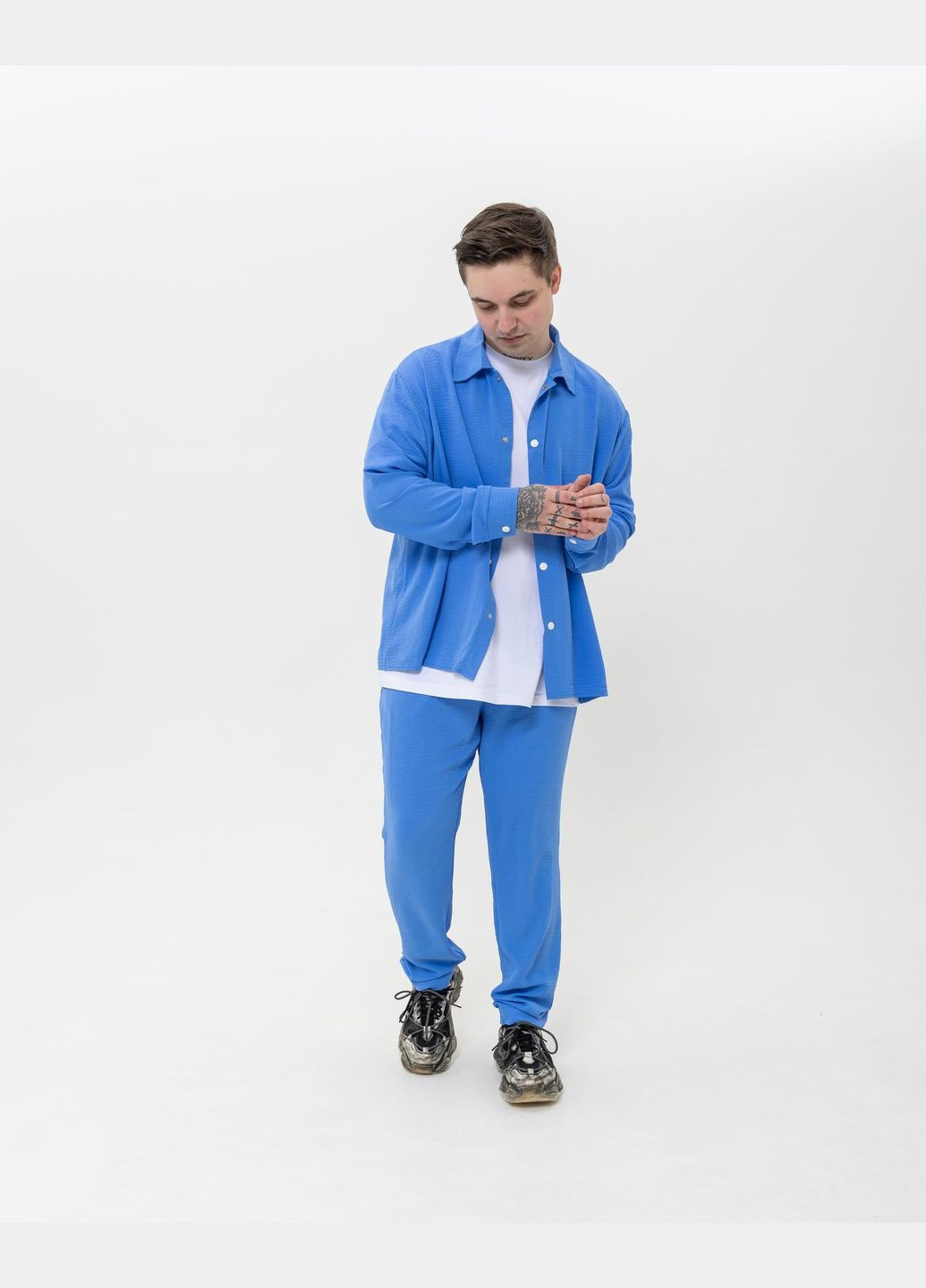 Голубой демисезонный костюм мужской. с рубашкой, брючный No Brand
