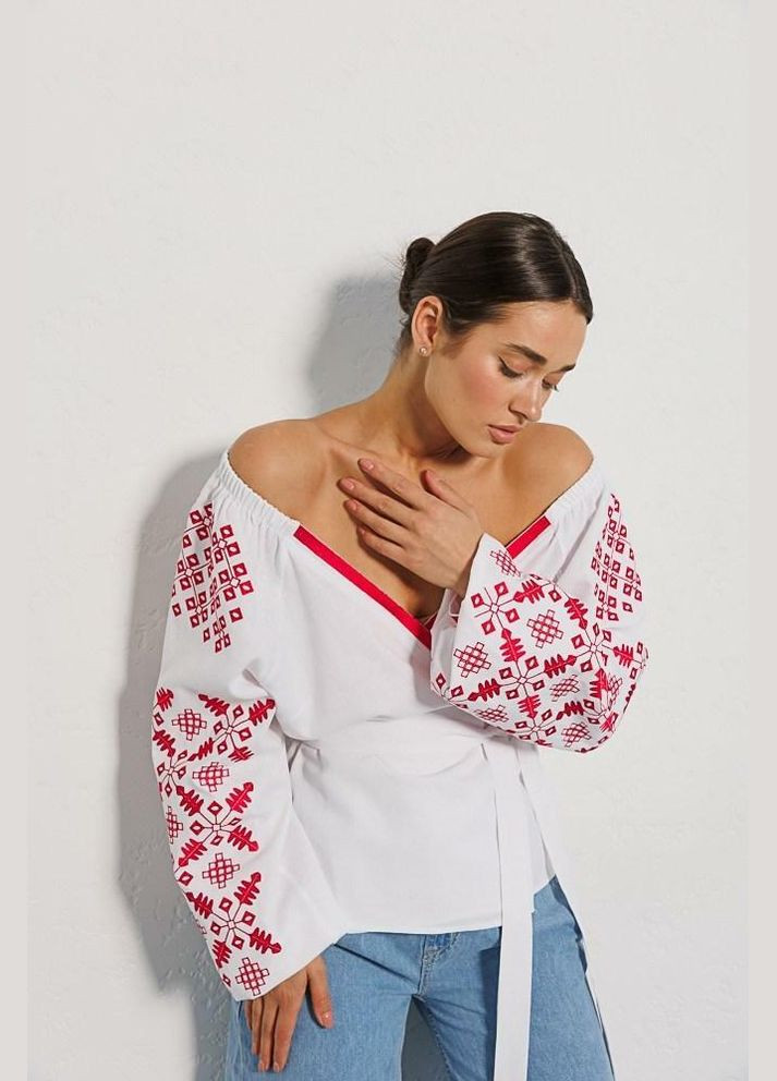 Біла вишиванка жіноча на запах з червоною вишивкою гладдю біла mkar46768-2 Modna KAZKA (336934002)