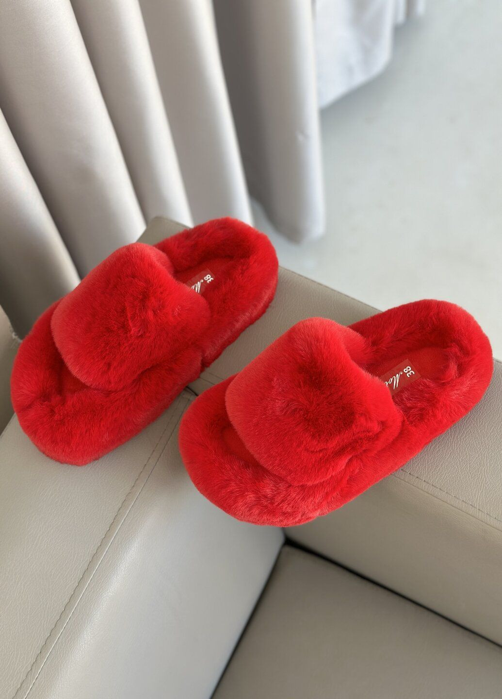 Тапочки з еко хутра червоні хутряні тапочки трендові модні тапочки червоного кольору пухнасті кімнатні для дому домашні тапки No Brand (302894946)