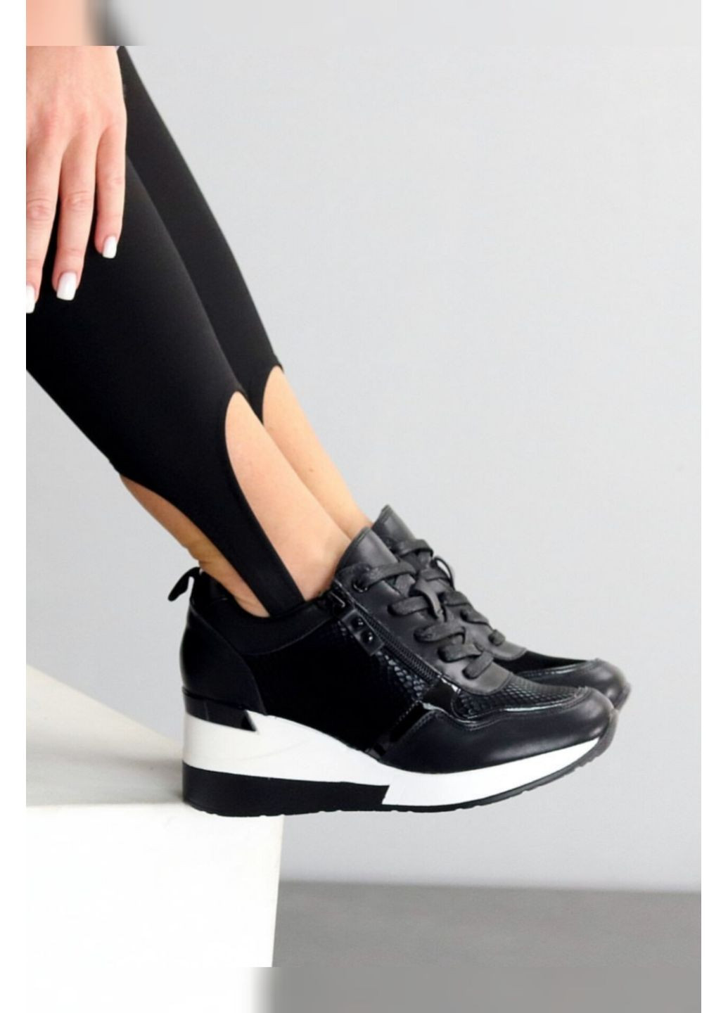 Черные сникерсы на танкетке из комбинированной экокожи Loretta Снікерси чёрные лето (355336161)