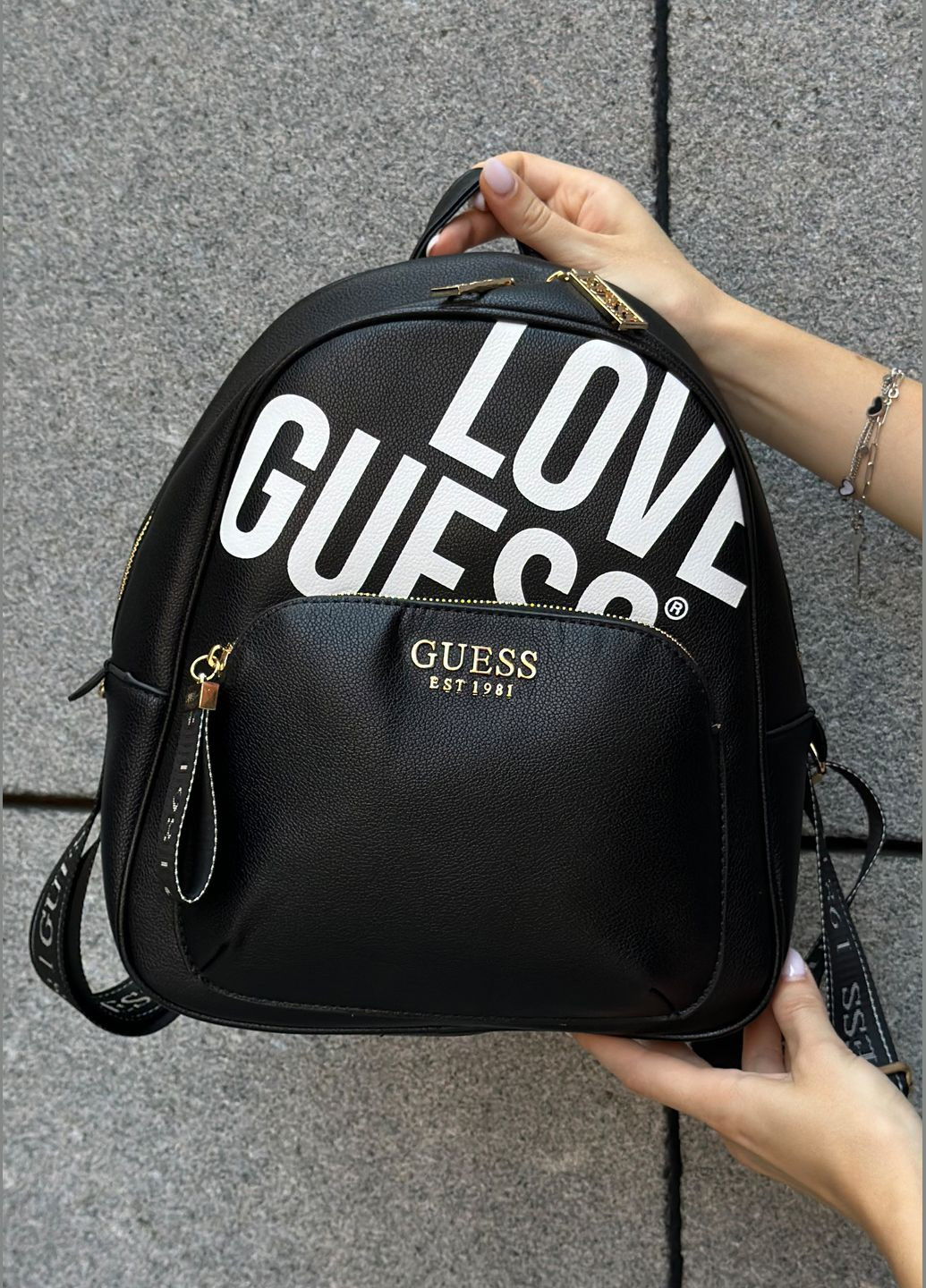 Женский рюкзак Guess черно белый No Brand (299279368)