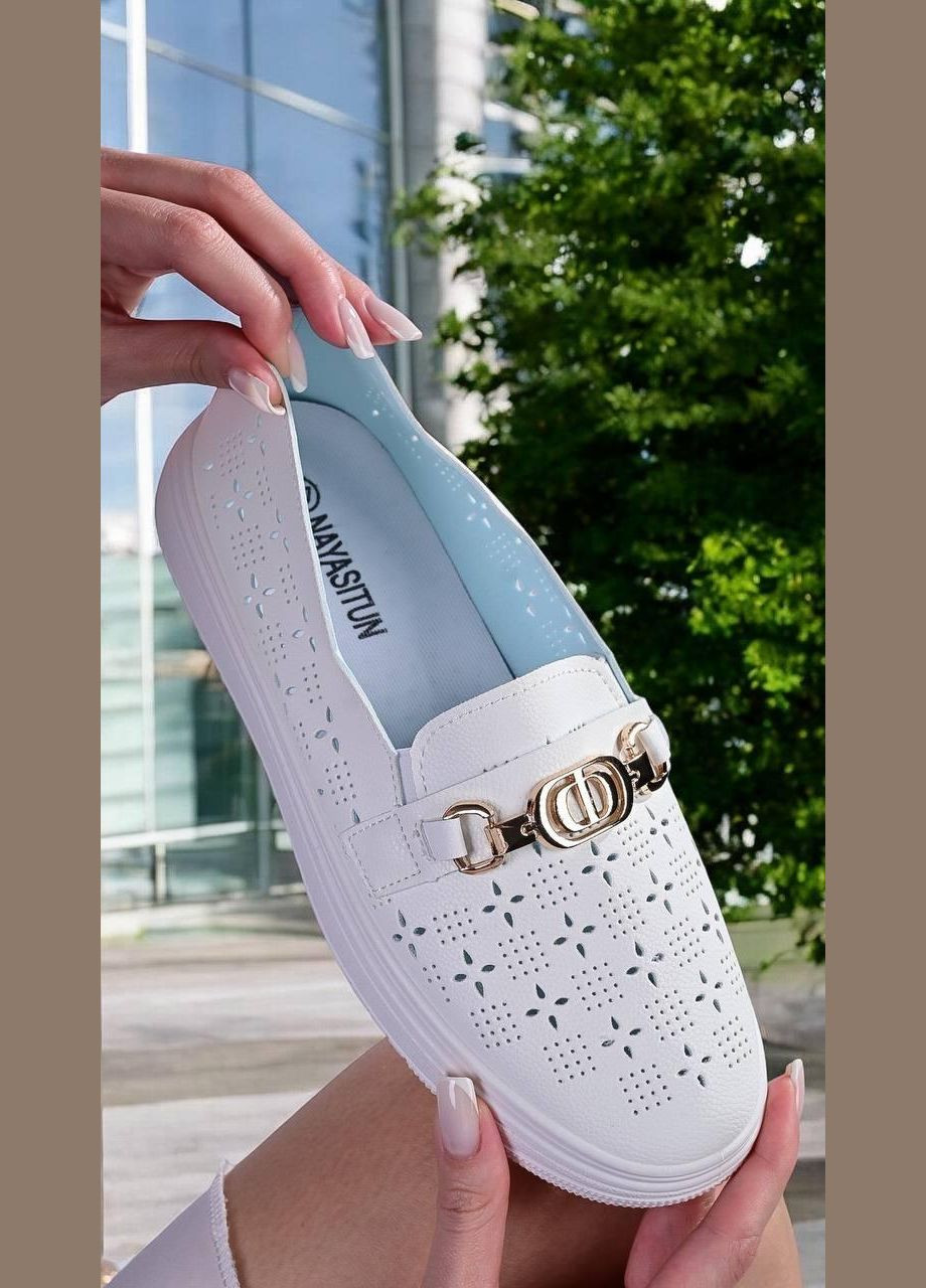 Белые слипоны женские белого цвета с перфорацией No Brand с перфорацией, с пряжкой, без декора однотонные