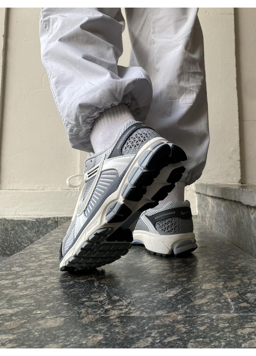 Серые демисезонные кроссовки мужские nike zoom vomero 5 grey white найк аир зум вомеро 5 No Brand