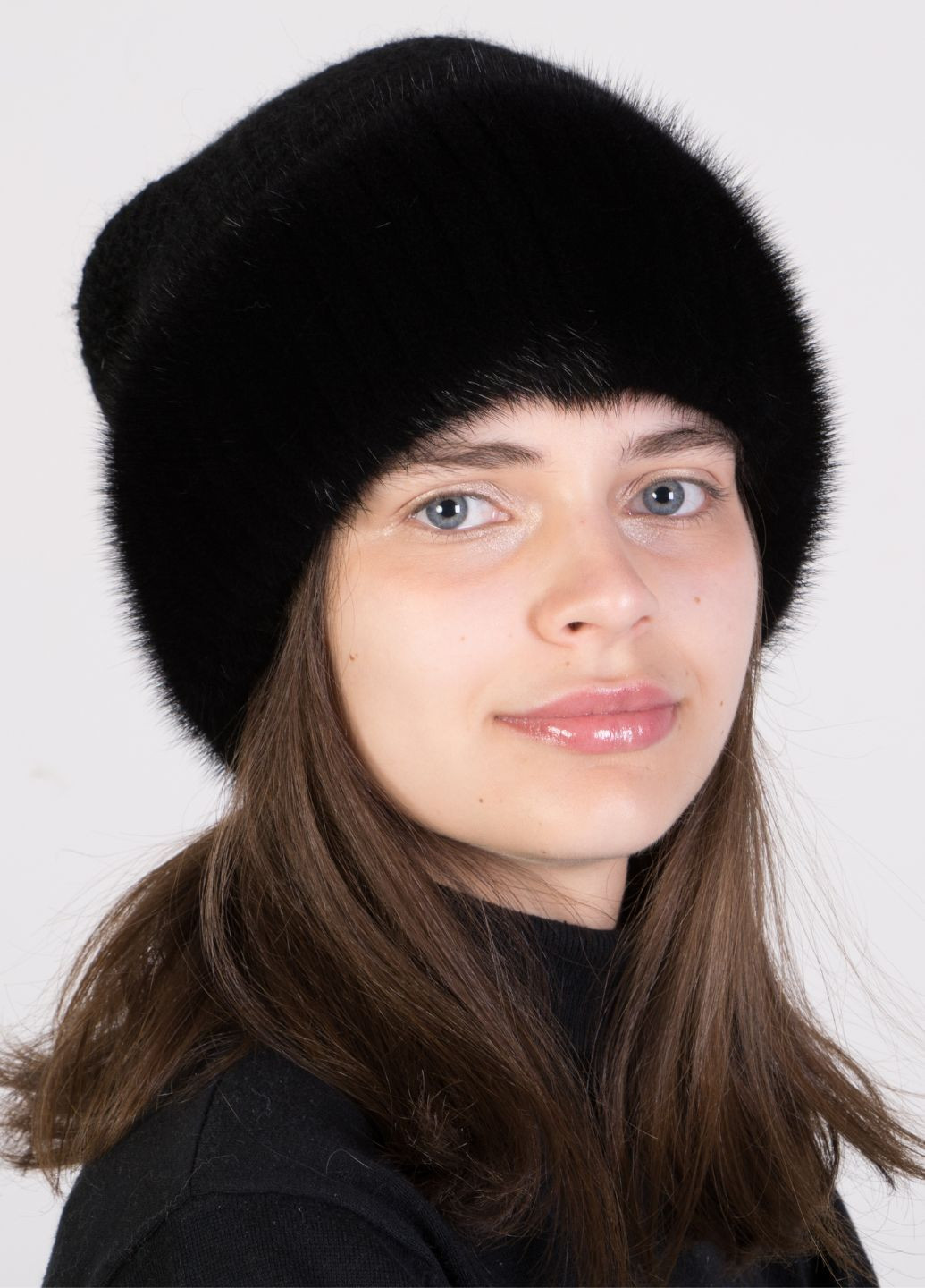 Жіноча в'язана шапка з натуральним хутром норки та помопном з хутра песця Меховой Стиль Соты (301277487)