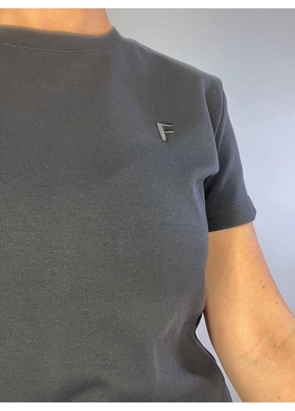 Футболка жіноча A-N 25197 вишивка літера F однотонна базова середня довжина one size No Brand - (321629867)