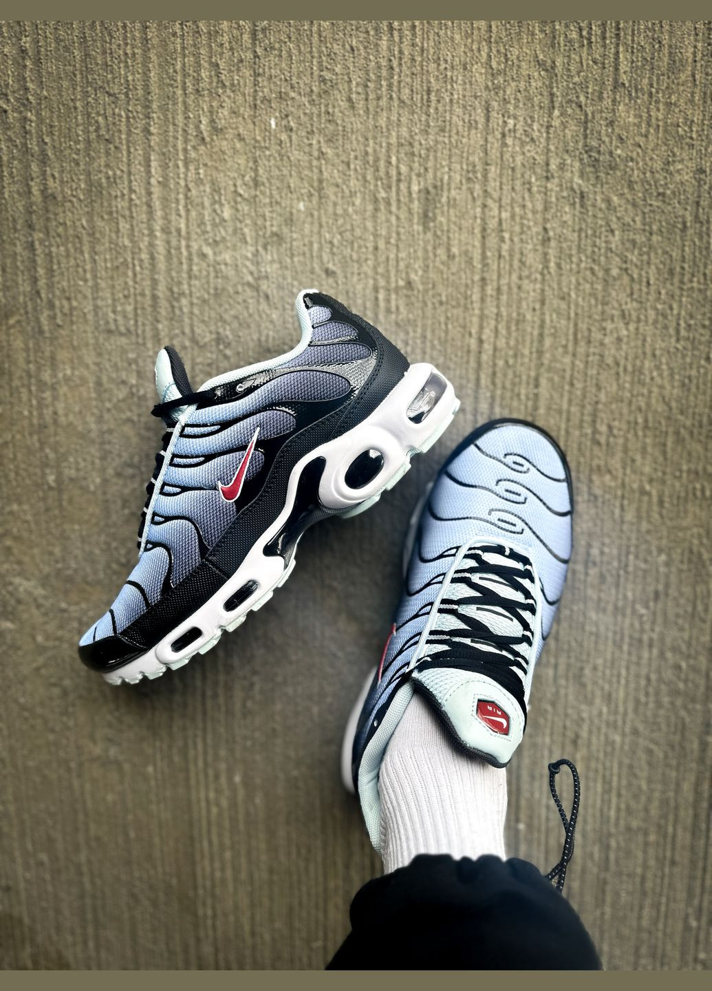 Серые демисезонные кроссовки мужские nike air max tn plus grey red black найк аир макс тн плюс серые No Brand