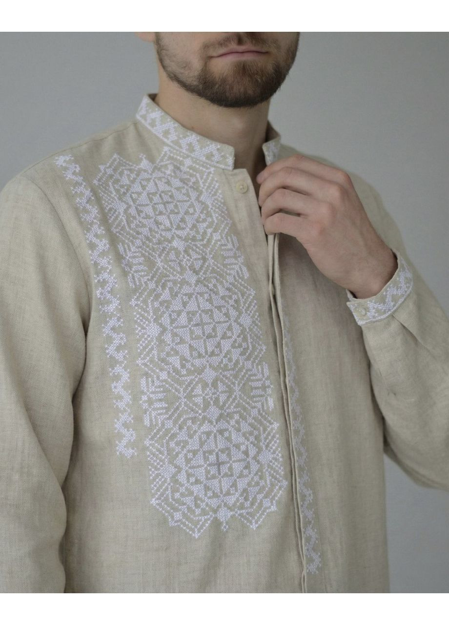 Бежева лляна вишиванка для чоловіка бежевого кольору на гудзиках з білим орнаментом візерунок орнамент вільна льон (373650534)