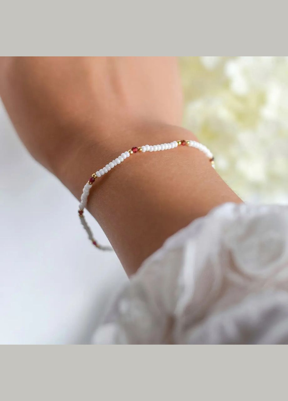 Браслет на резинке натуральный камень Гранат, Бисер + вставки цвет золото, фур-ра гип-ный сплав d-2мм L-18см No Brand браслет (301535110)