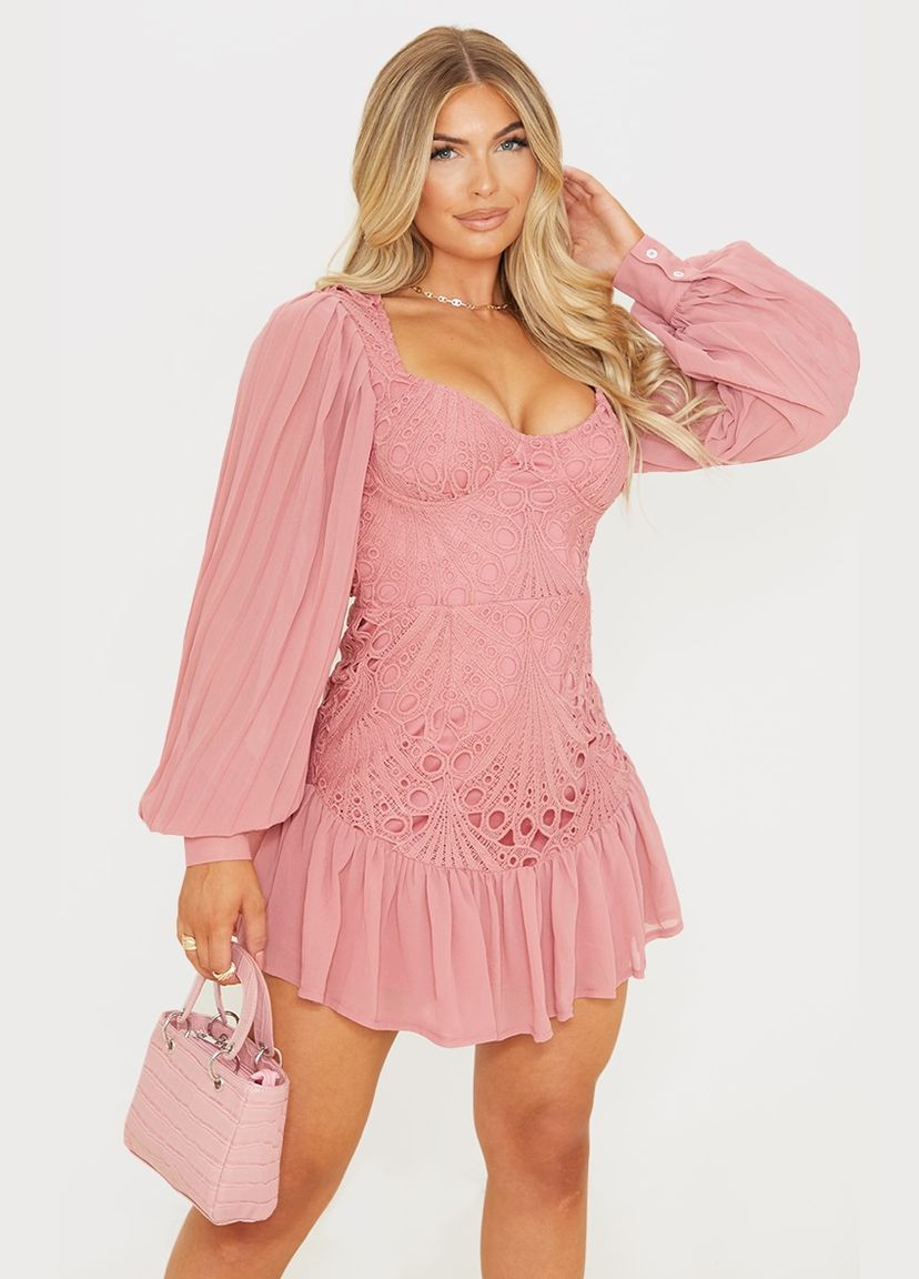 Темно-розовое платье мини с пышными рукавами и кружевом PrettyLittleThing