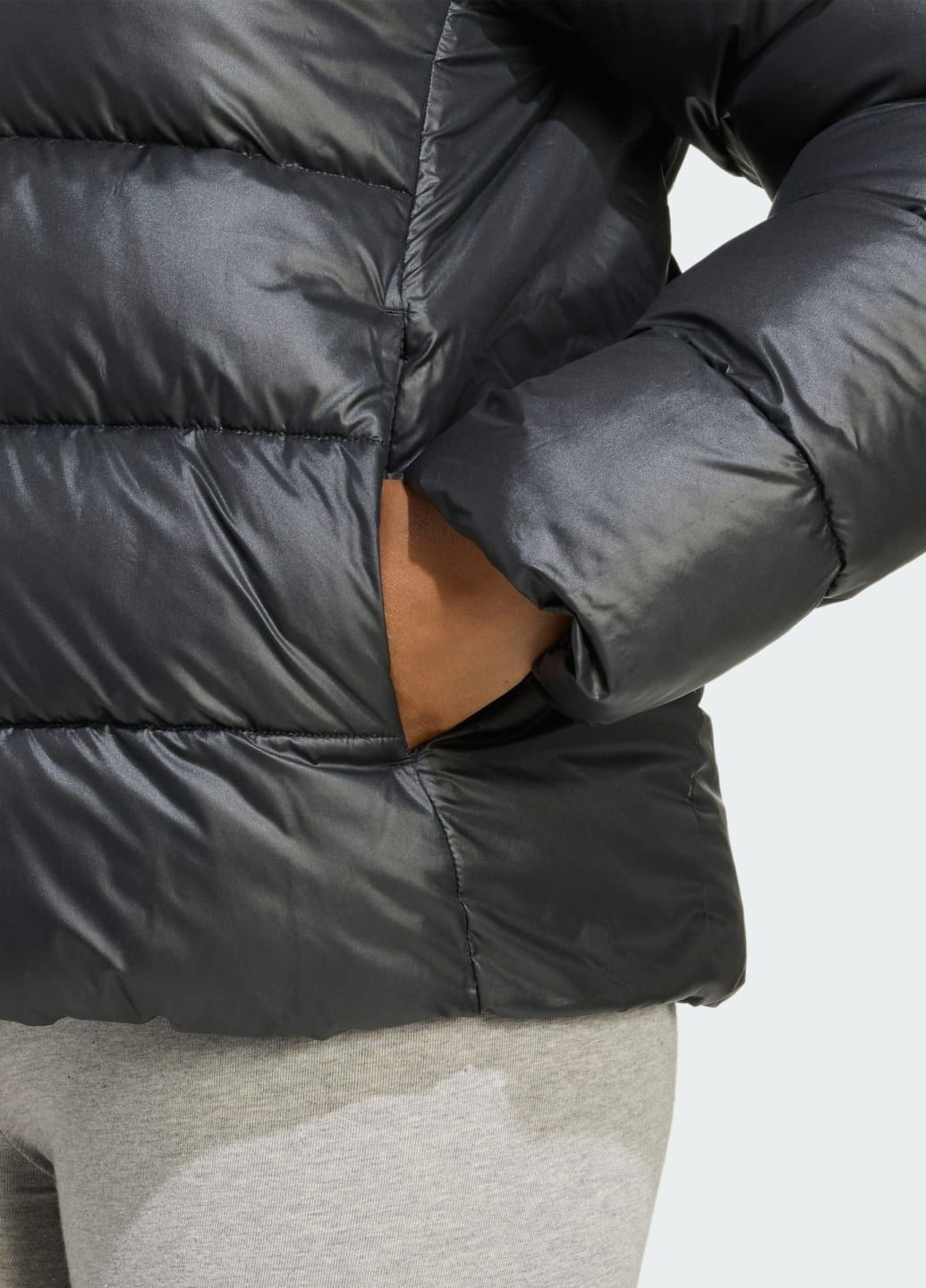 Черная демисезонная куртка essentials climawarm synthetic down puffer hooded adidas