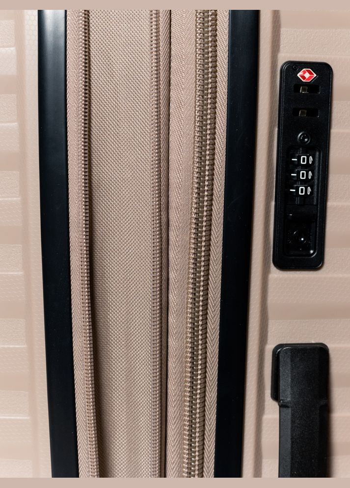 Чемодан маленький S под ручную кладь 43803 полипропилен Snowball (298728852)