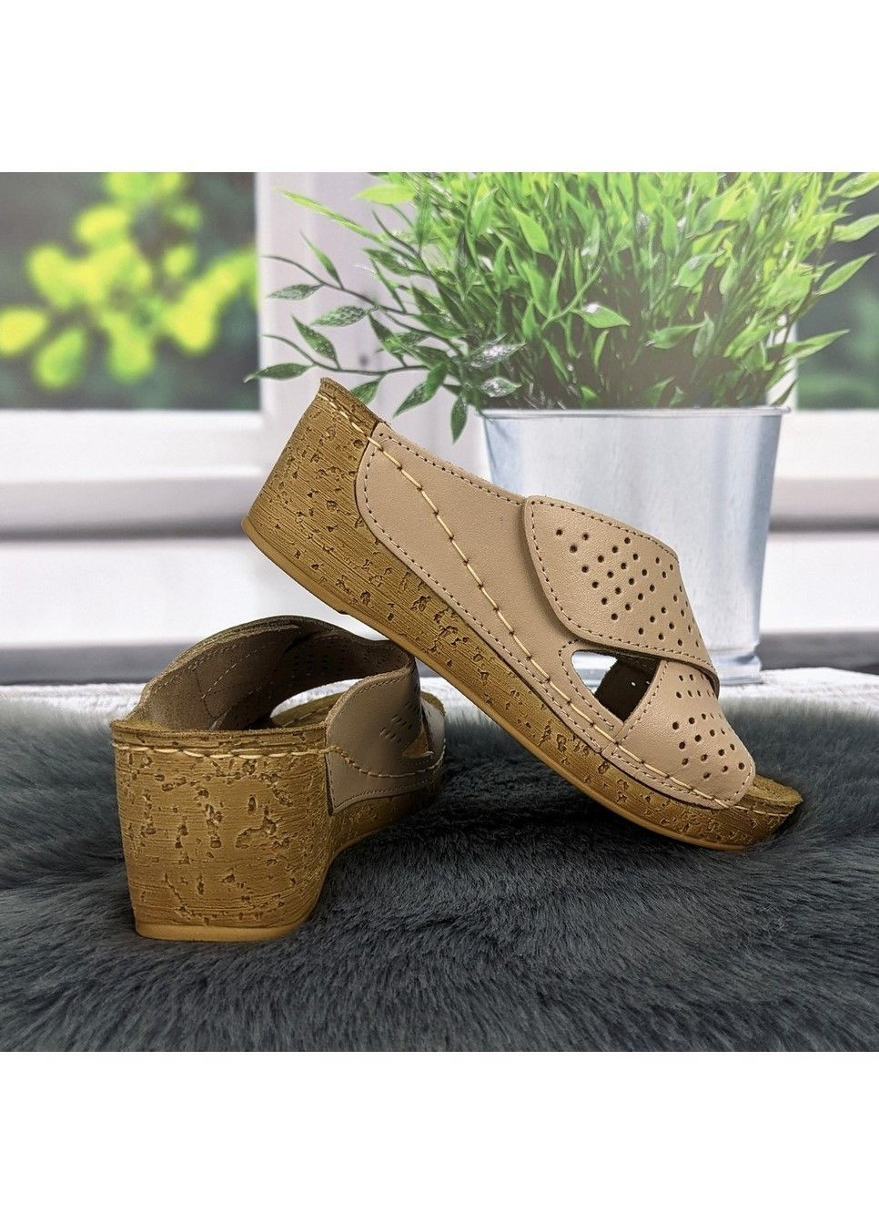 Светло-коричневые шлепанцы женские Sanipur