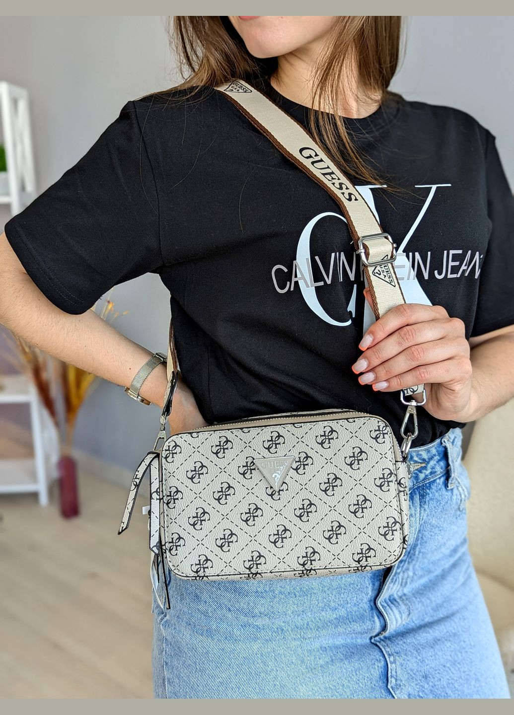 Сумка через плечо на широком ремне Guess (320789341)