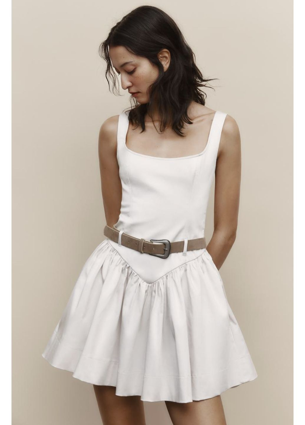 Бежевое праздничный, коктейльное, карнавальный, откровенный, повседневный, кэжуал, вечернее стильное кремовое платье с декольте и поясом с открытыми плечами, а-силуэт, клеш, платье-майка, силуэтная Zara