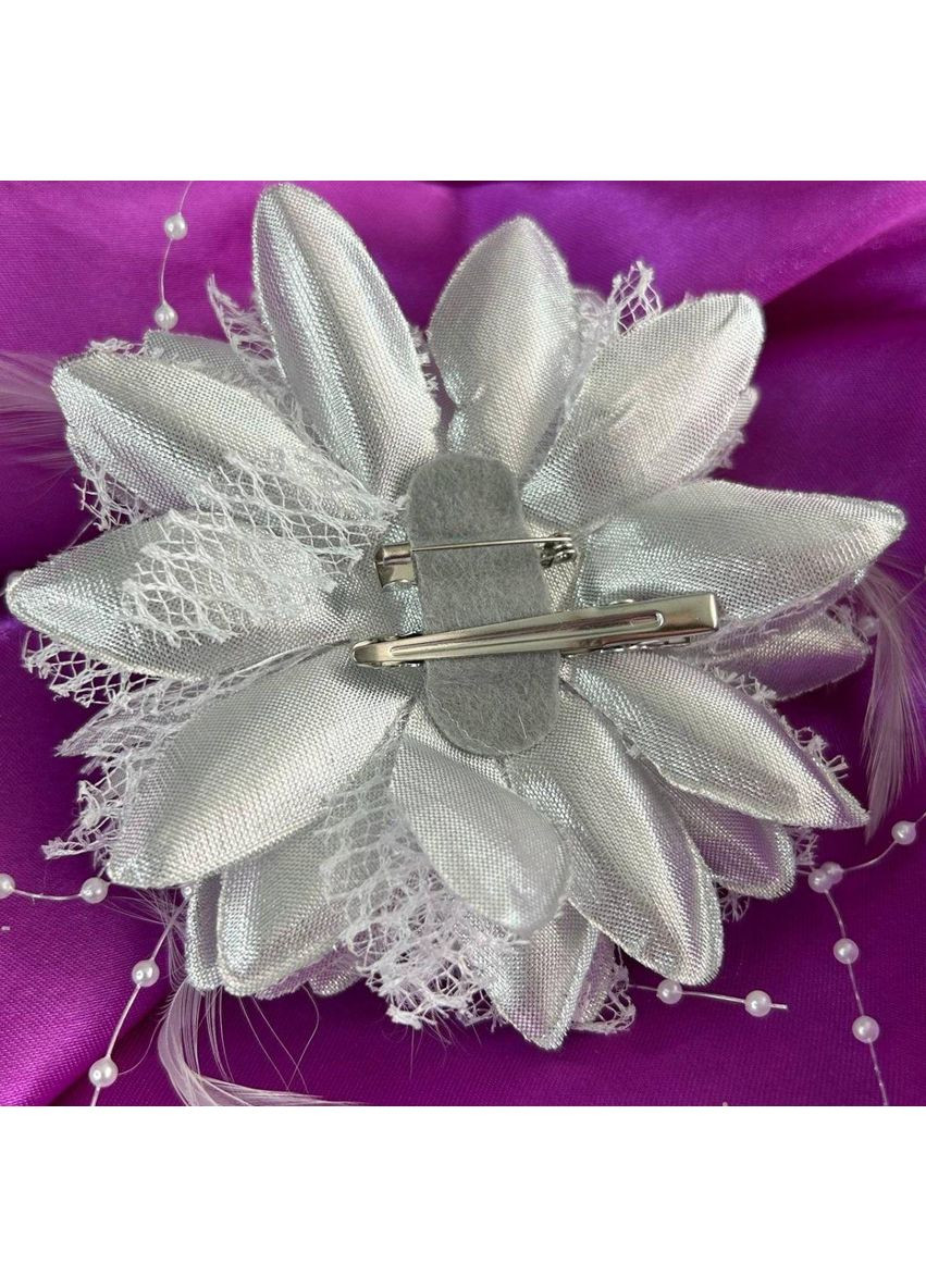 Брошка квітка з пір'ям 9 см, тканина - білий зі сріблом Plus-plus (352743013)