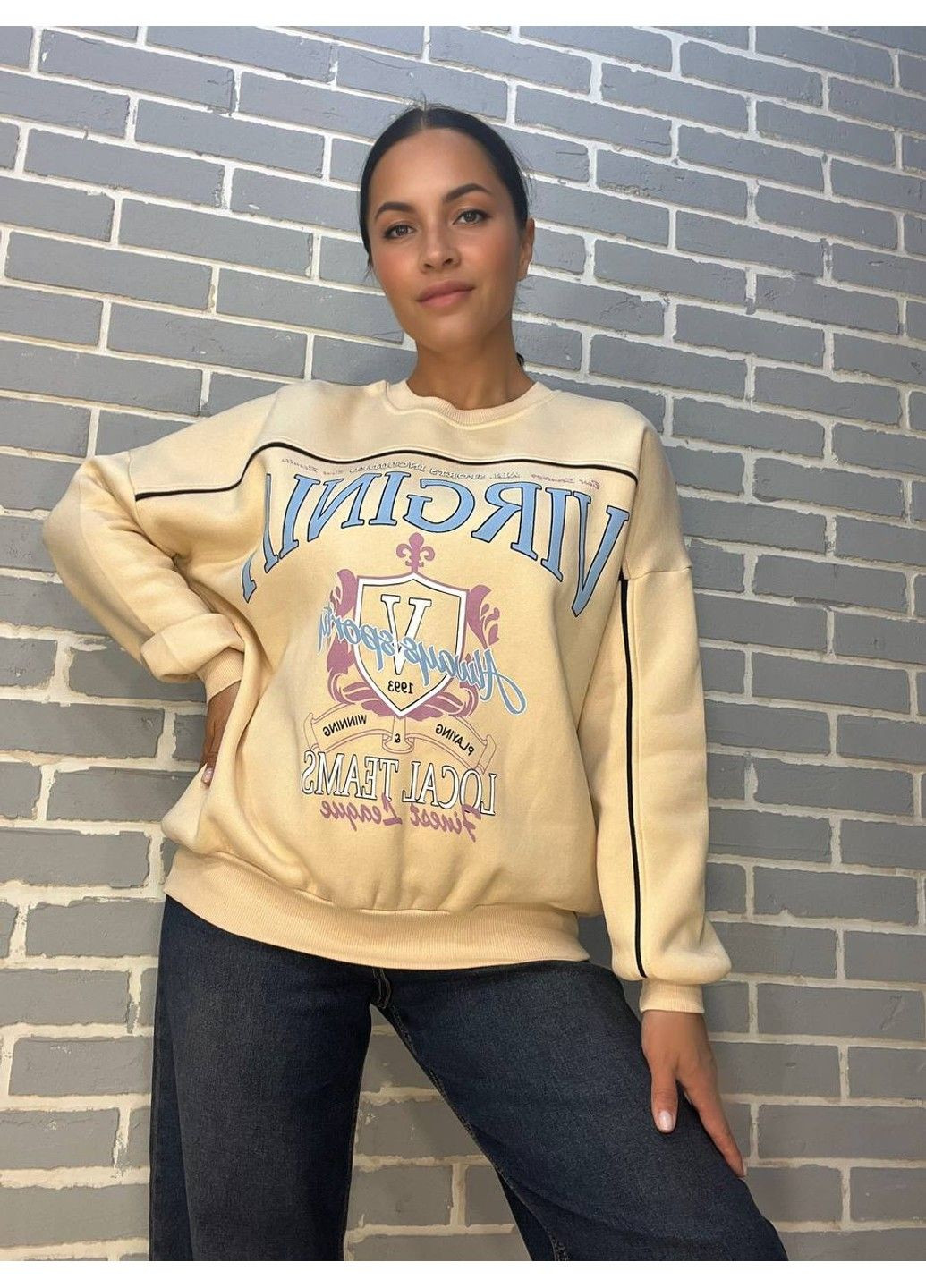 Світло-бежевий світшот жіночий 2468 напис попереду virginia утеплений на флісі модель оверсайз Olivia (304291662)