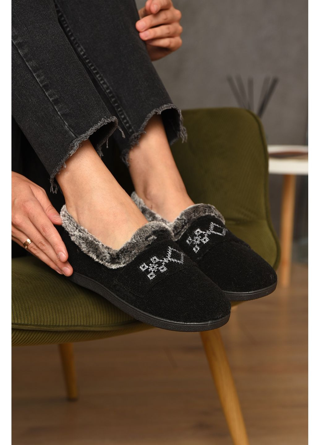 Капці жіночі на хутрі чорного кольору з візерунком Let's Shop (351851272)