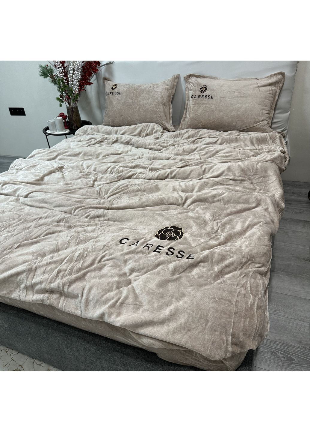 Розкіш велюру: постільна білизна євро бежевого кольору (Velvet Touch). Простирадло на резинці. Підковдра 200*230см. No Brand (370278918)