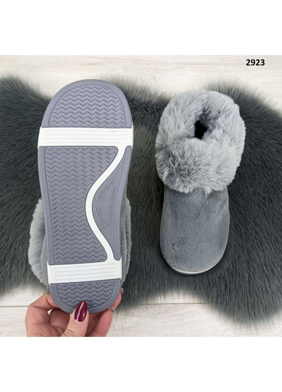 Серые тапочки чуни женские теплые закрытые Lion