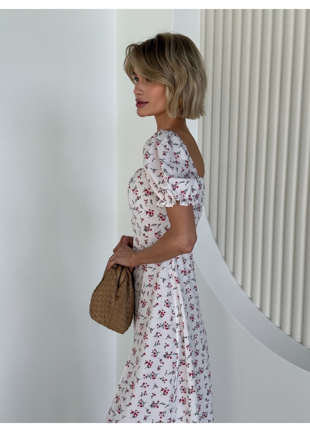 Молочное кэжуал платье Larionoff с цветочным принтом