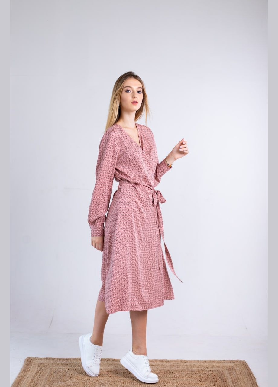 Пудрова сукня на запах в кольорі пудра Simple Wear з геометричним візерунком