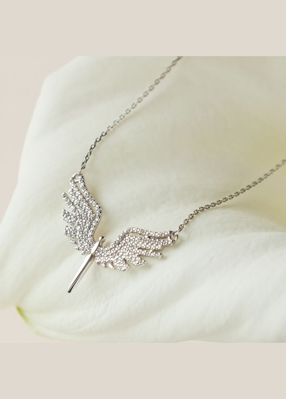 Колье из серебра Ангел с крыльями на тонкой цепочке с блестящими белыми фианитами No Brand (333705730)