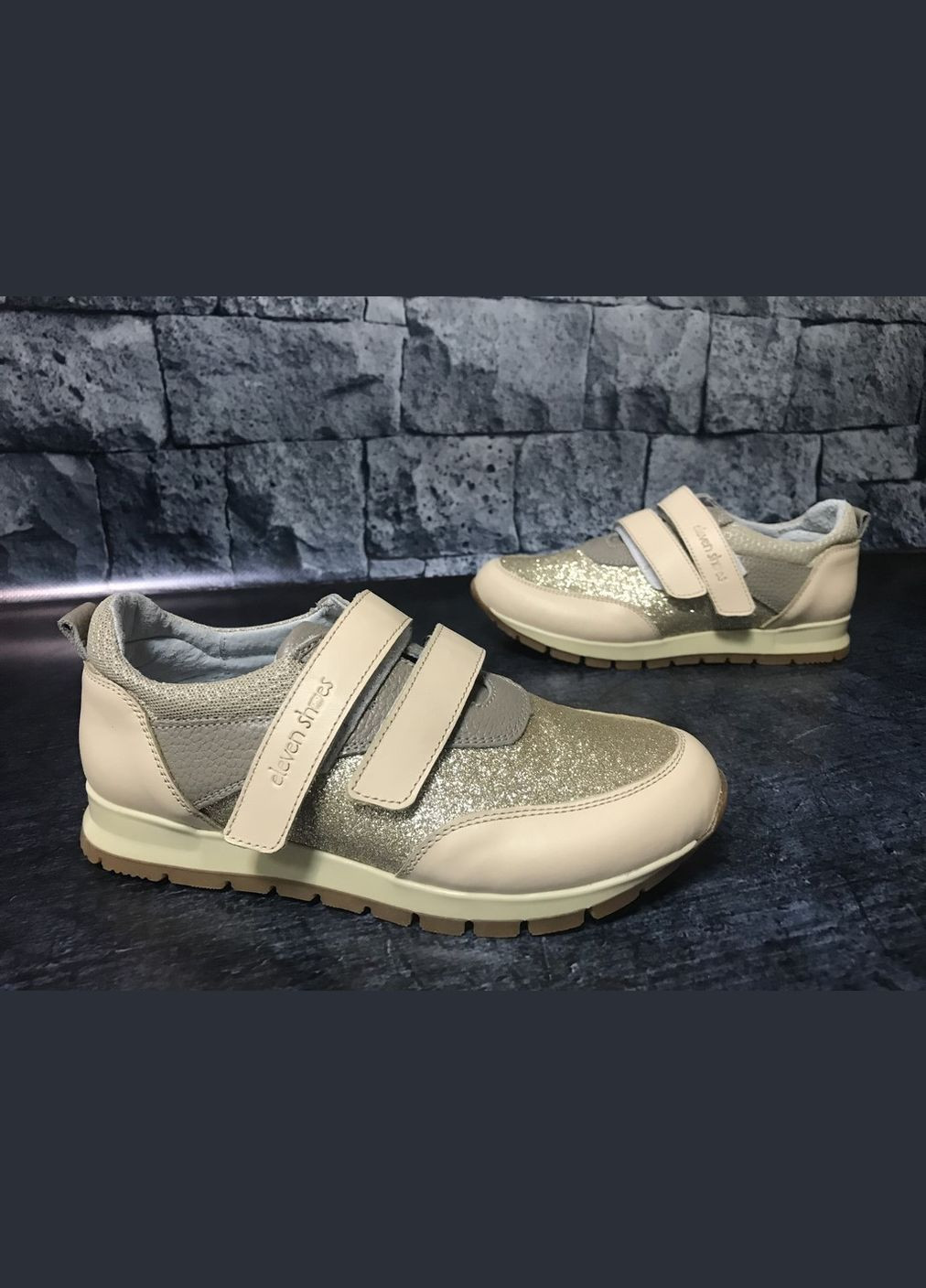 Бежеві всесезонні шкіряні кросівки для дівчаток на липучці пудра 11Shoes