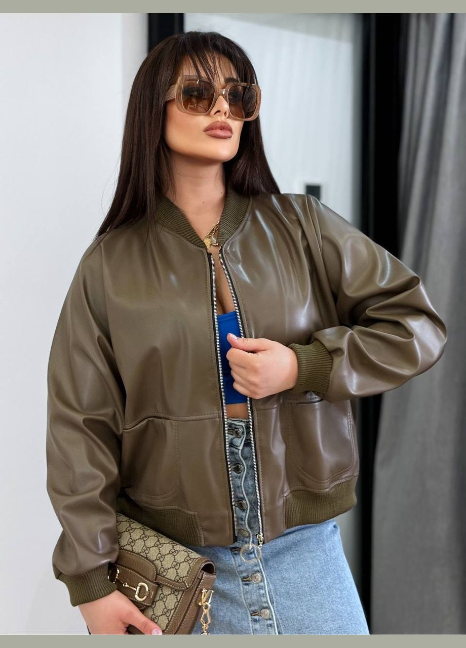 Коричнева жіноча куртка бомбер з еко шкіри колір коричневий р.58/62 452770 New Trend