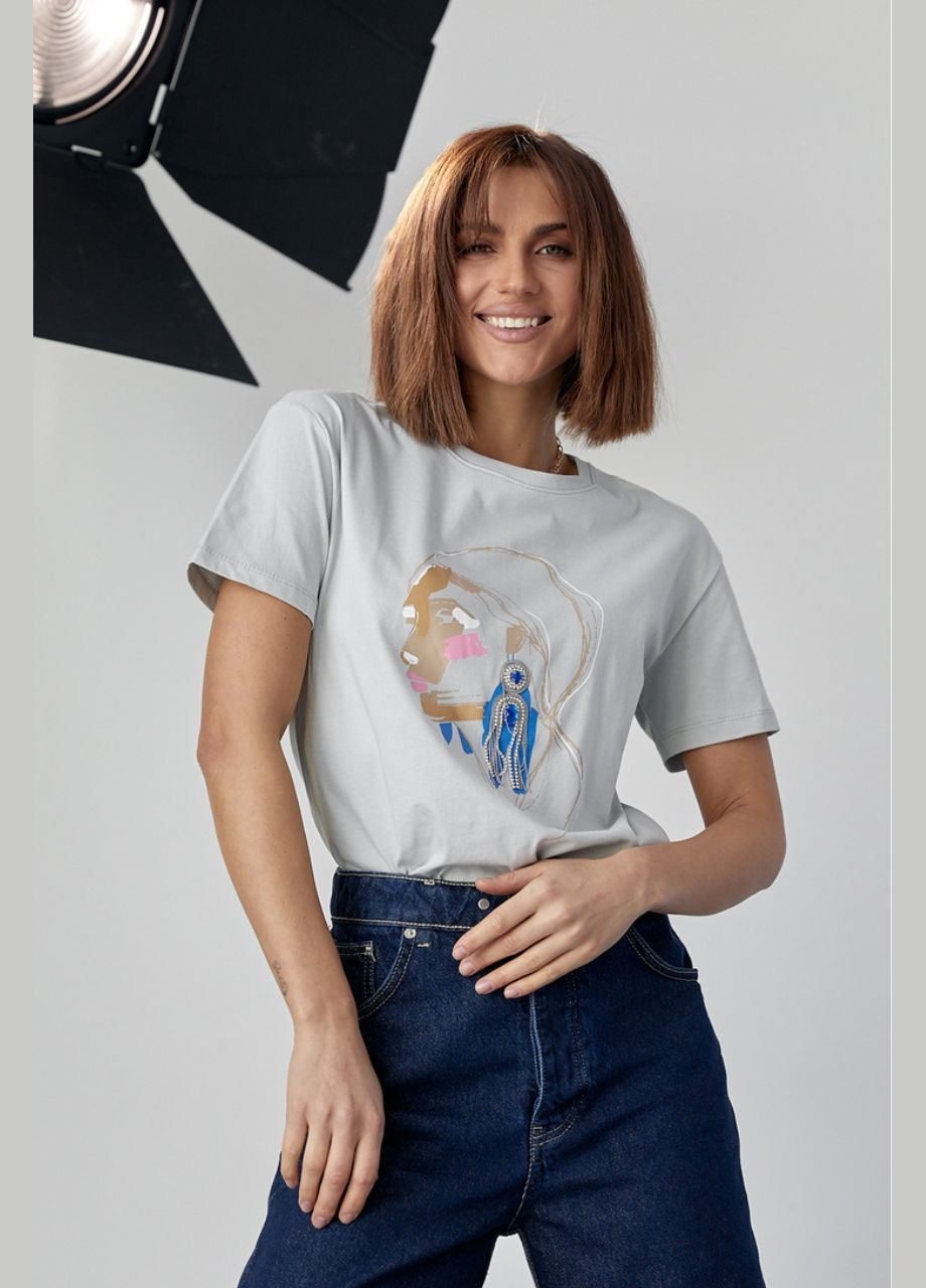 Сіра літня жіноча футболка прикрашена принтом дівчини з сережкою. Lurex