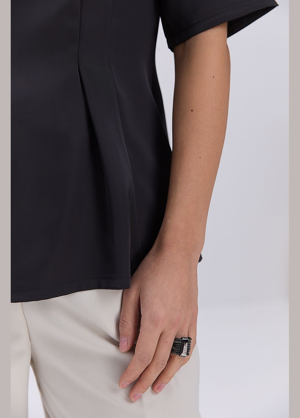 Чёрная атласная блуза с короткими рукавами и молочной баской Arjen