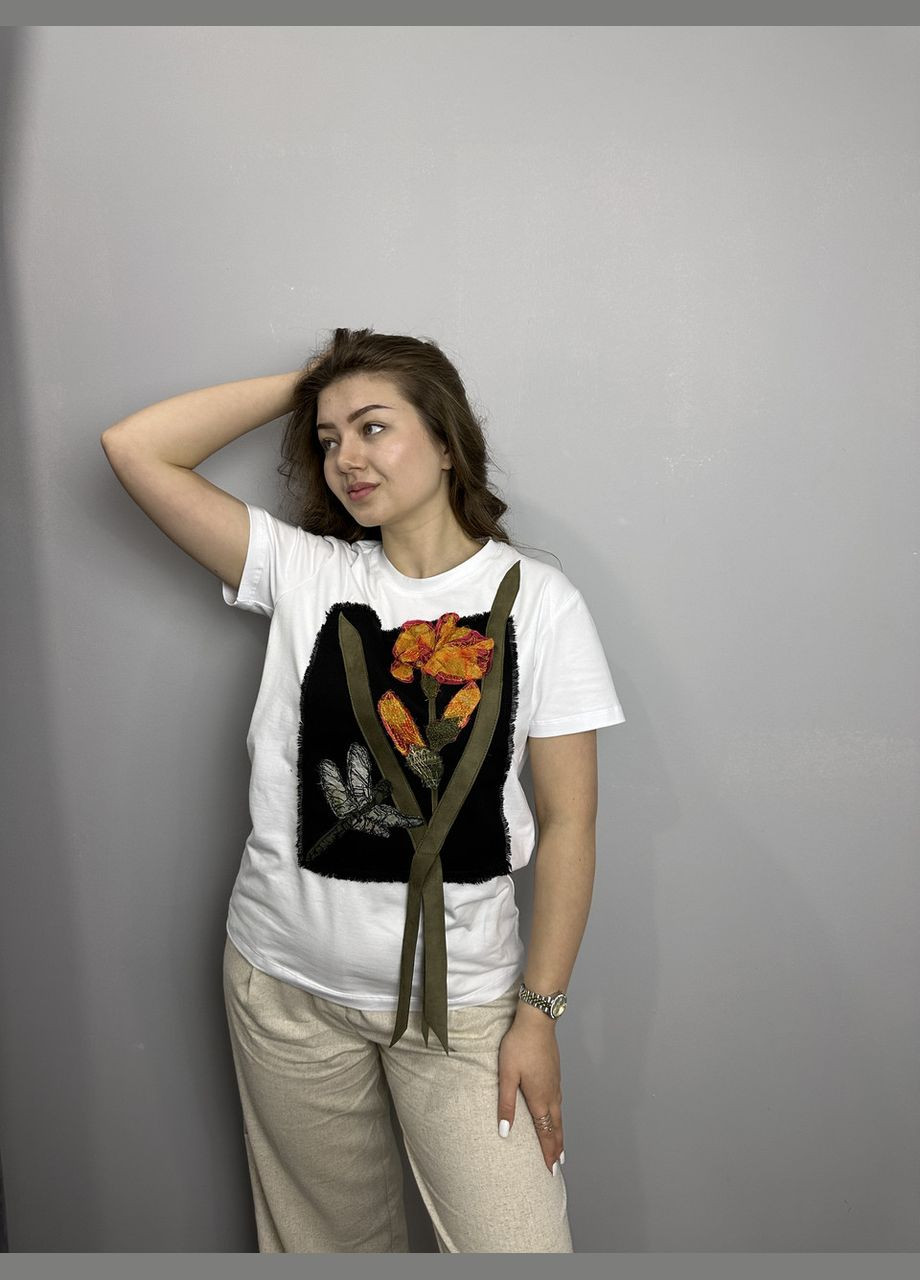 Белая всесезон футболка женская летняя с 3d аппликацией ирисы белая mknk4321-1 Modna KAZKA