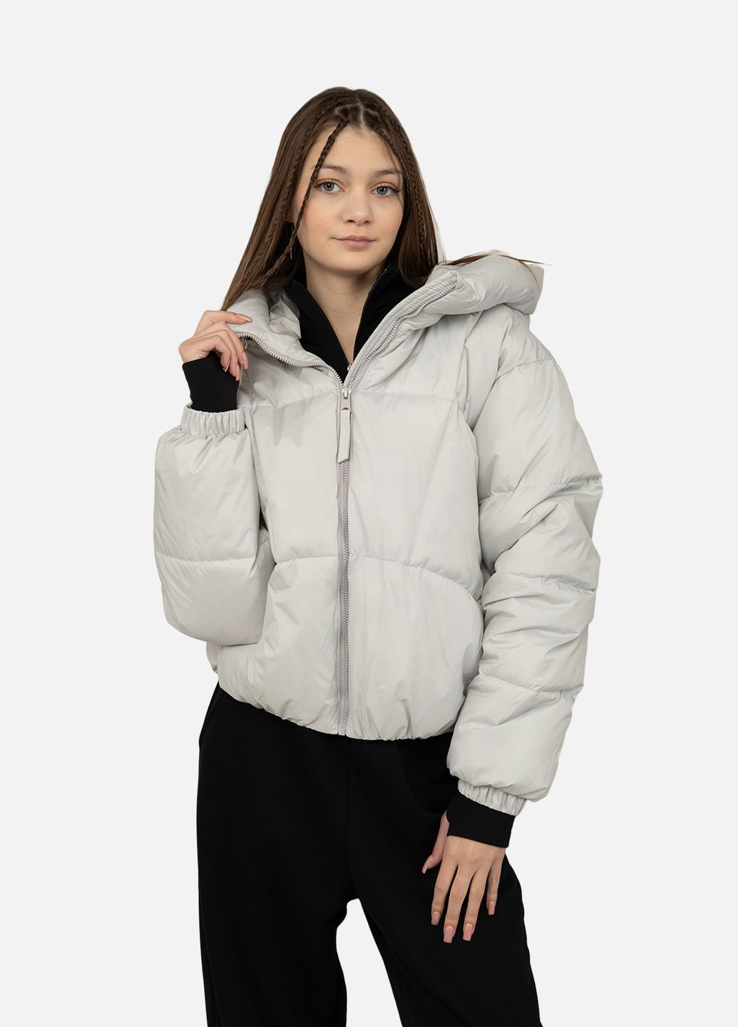 Світло-сіра демісезонна куртка коротка жіноча колір світло-сірий cb-00267855 Yuki
