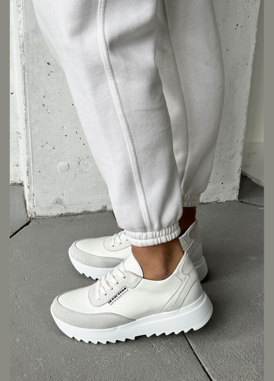 Білі осінні м'які, комфортні кросівки з натуральної шкіри зі вставками з білого замшу InFashion Кросівки