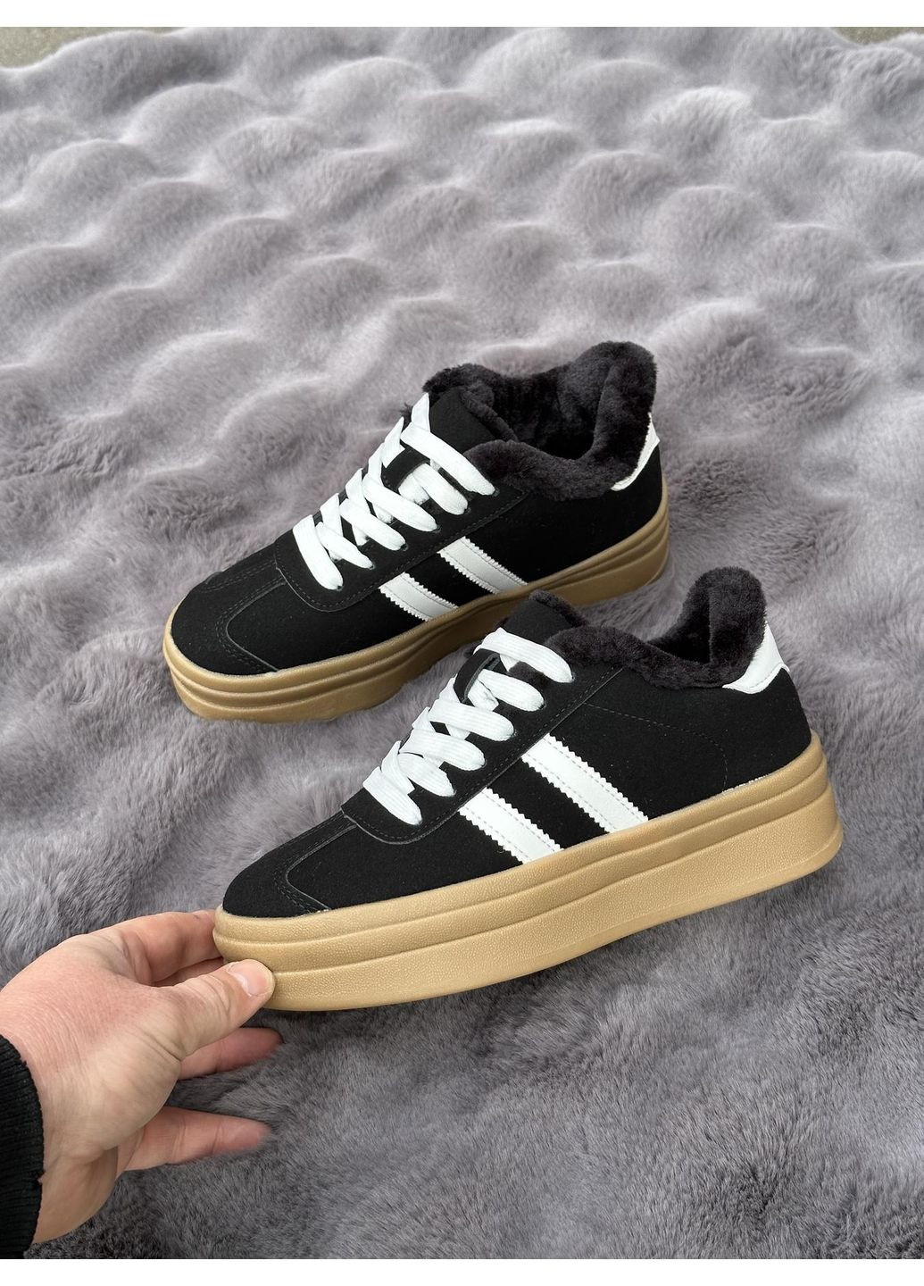 Кросівки жіночі зимові чорні білі смужки на бежевій платформі замшеві теплі з хутром снікерси повсякденні No Brand (365307544)