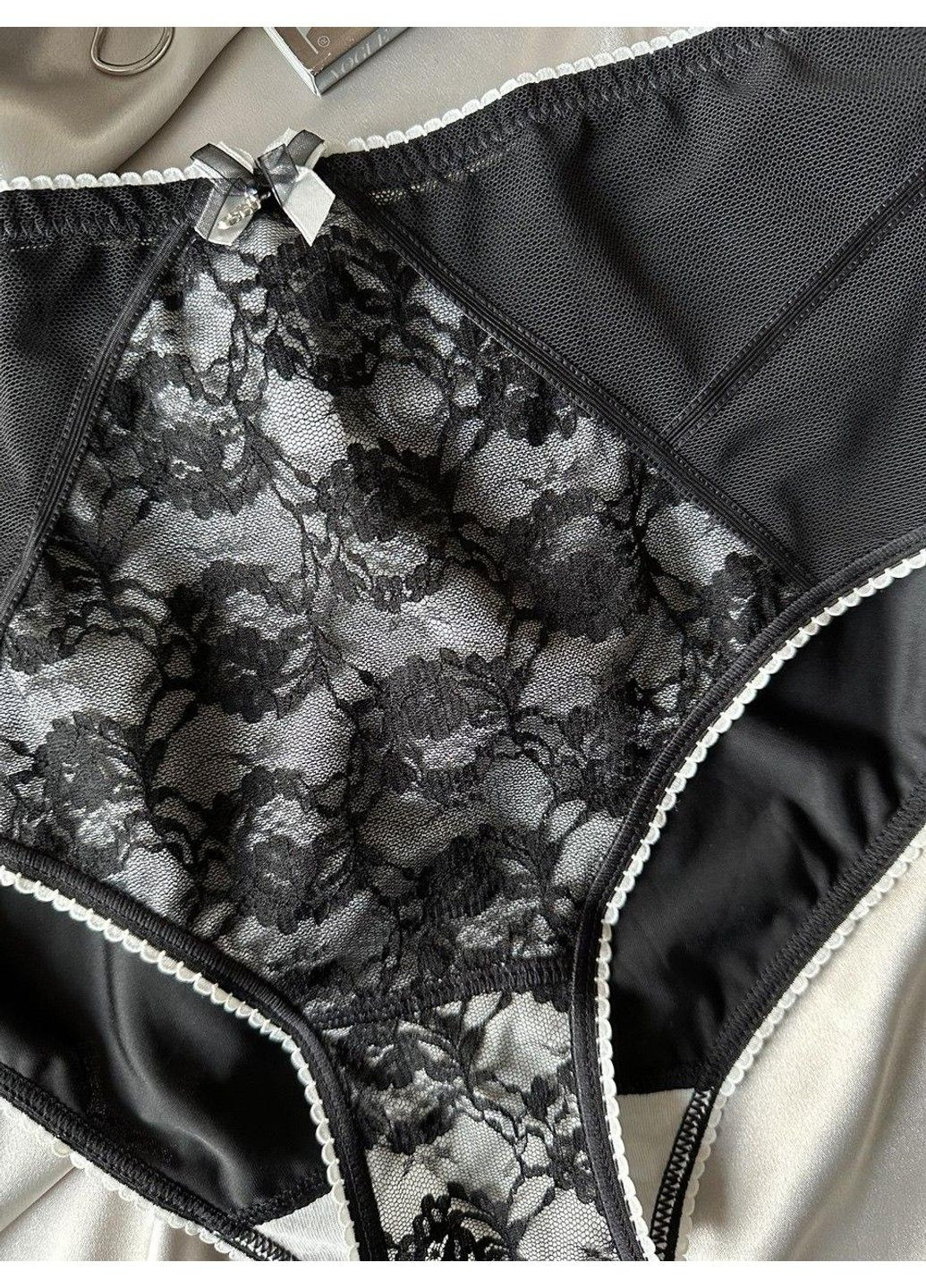 Чорно-білий комплект бюстгальтер без поролону + трусики максі 16017 чорно-білий Lanny Mode