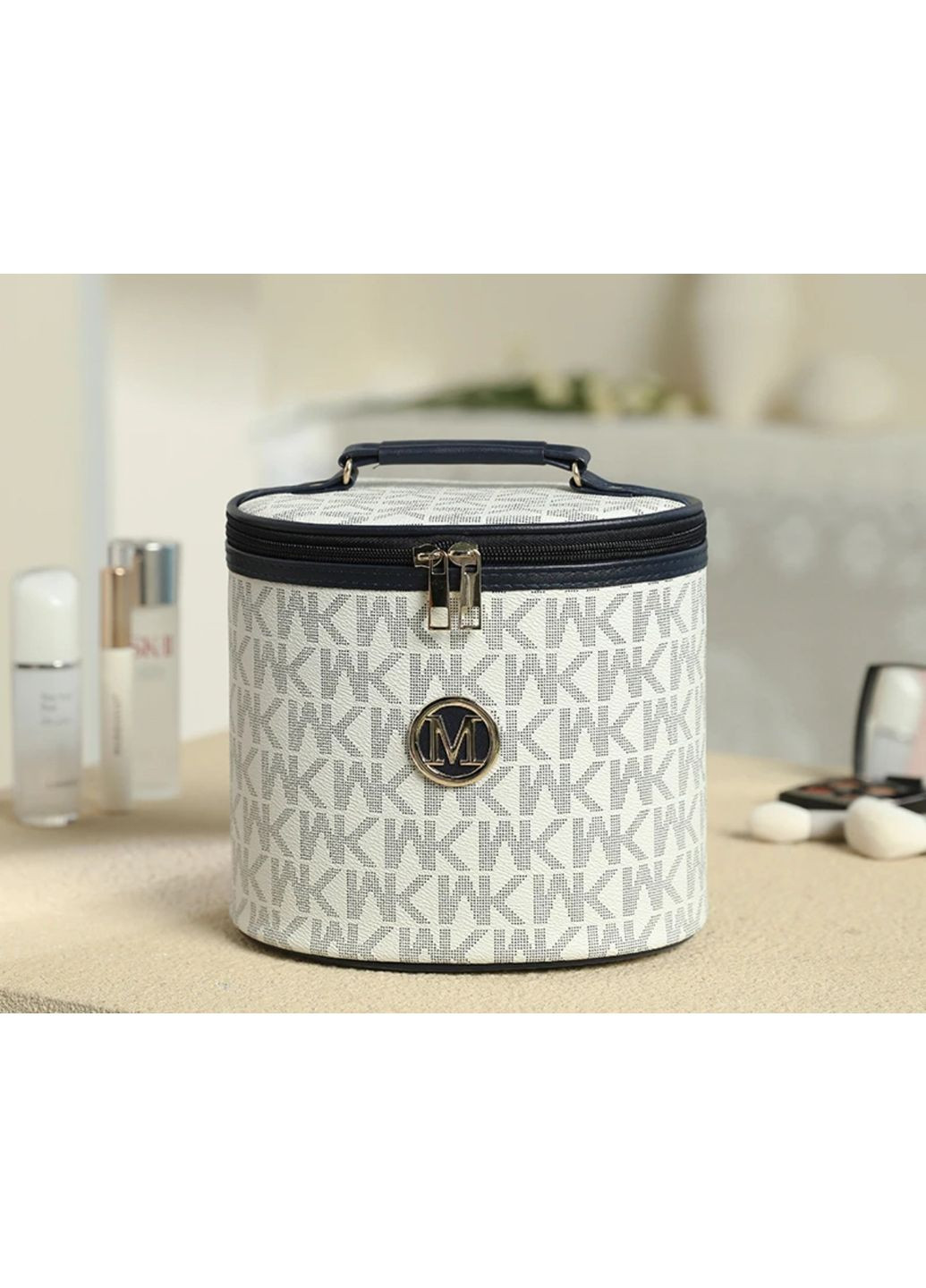 Вместительная водонепроницаемая косметичка бочонок белого цвета с символикой бренда Michael Kors No Brand (316580406)