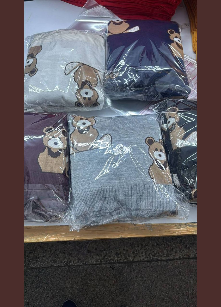 Молочный демисезонный теплый женский свитер с мишками. No Brand