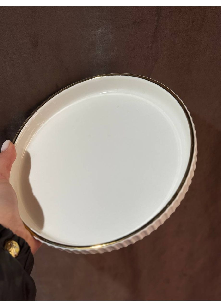 Тарілка сервірувальна LB-1570G порцелянова на металевій підставці 20 см Білий з золотим Yiwu (366424484)