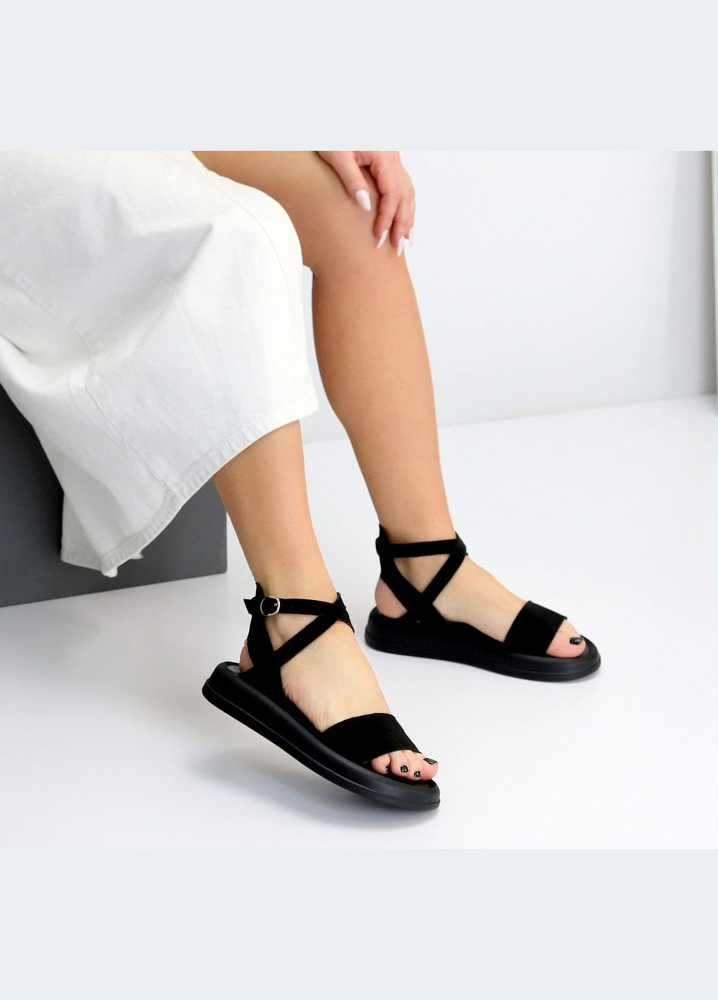 Жіночі чорні замшеві босоніжки на низькому ходу з ремінцем – зручне і стильне літнє взуття Garti Босоніжки (342122477)