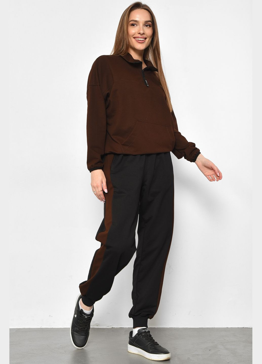 Спортивный костюм женский полубатальный коричневого цвета Let's Shop (294816971)
