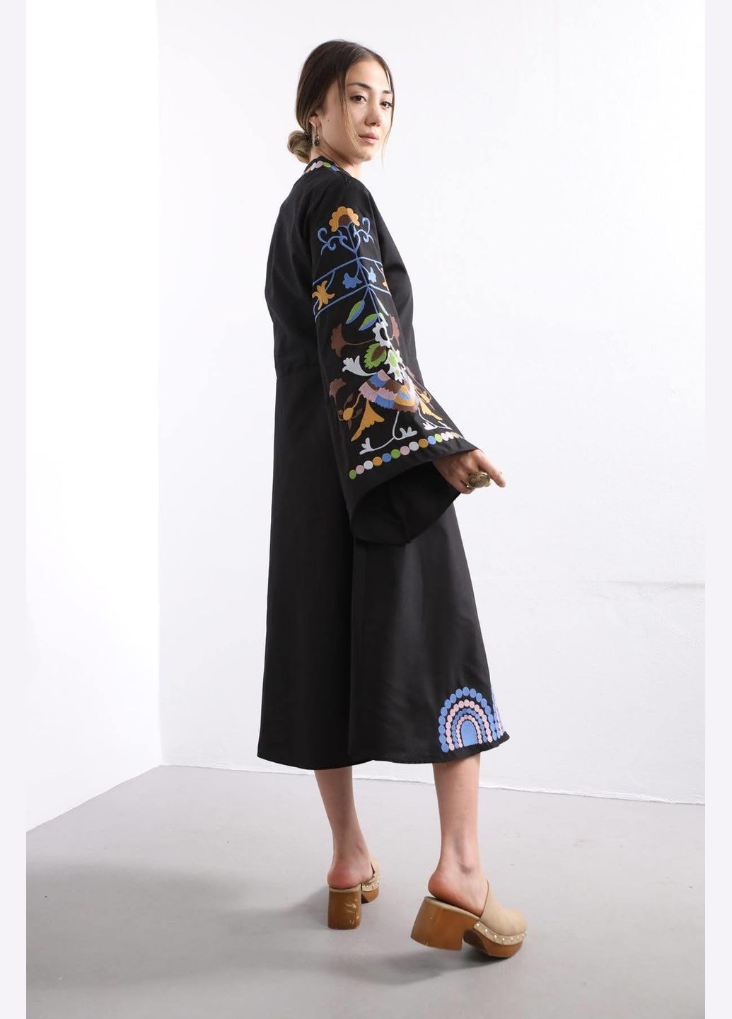 Черное женское платье меди с яркой вышивкой ESQ